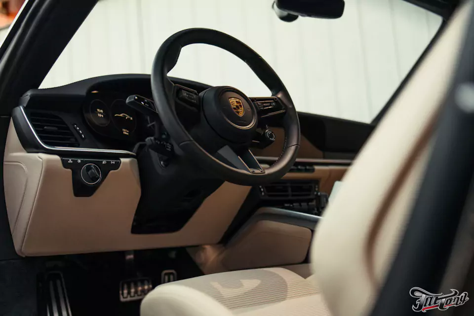 Оклеили кузов и глянец в салоне Porsche 911 полиуретаном, очистили кожу и покрыли керамикой